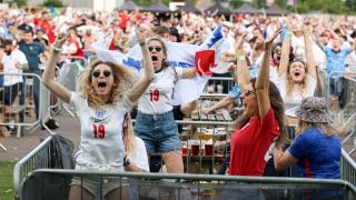 欧洲杯战塞尔维亚，英格兰球迷被禁售烈性啤酒只能喝果啤