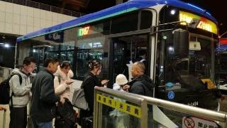 清明遇来济旅客出行高峰，济南公交增加车辆凌晨接驳