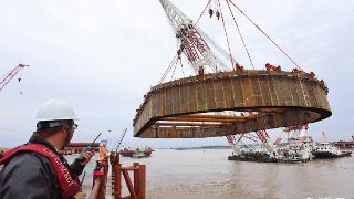 崇启公铁长江大桥一天完成两吊千吨级钢围堰吊装
