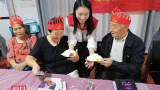 武汉江夏藏龙社区为社区老人举办生日会