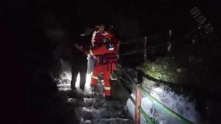惊险！登山赏景遇强降雨，2名游客被困后获救！