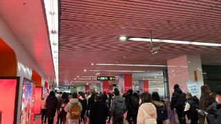 新年首个工作日，上海地铁“闹猛”了许多，早高峰这些站点客流排名前三