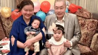 85岁刘诗昆全家前往日本！参加前首相夫人宴会，吃生鱼片笑容满面