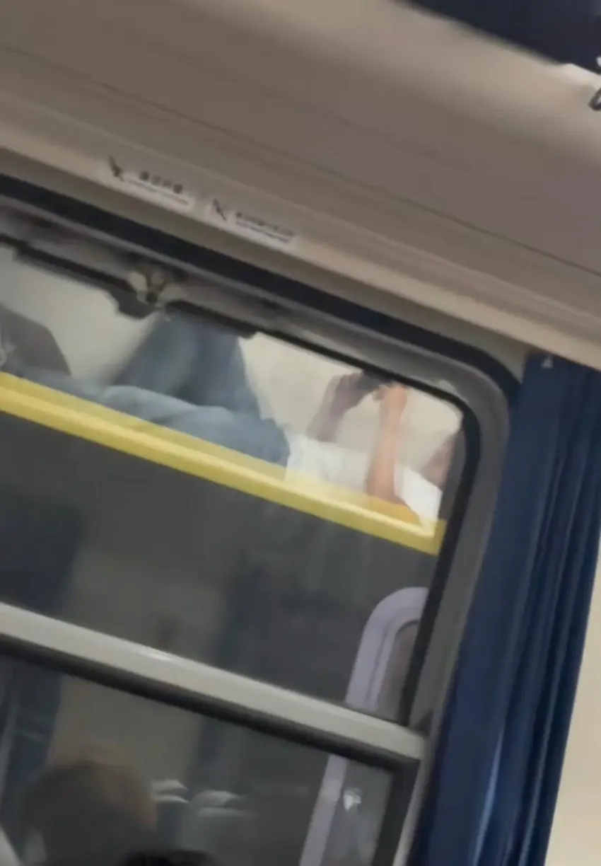 男子乘坐火车爬上行李架躺下休息，同车厢乘客都看呆了，官方回应