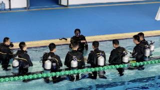 威海特巡警支队民警开展潜水训练，提升水域救援能力