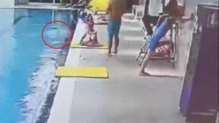 3岁男童泳池落水23秒后被发现，母亲控诉：救生员是摆设吗？