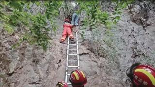 四名游客被困悬崖　消防救援站搭悬梯救人