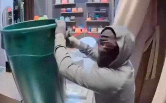 美国两蒙面劫匪带垃圾桶闯入商店 43秒内偷走上百万美元名包