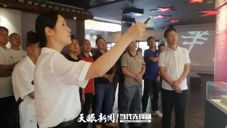 清镇市委政法委组织退休干部党员到安顺市开展党建活动