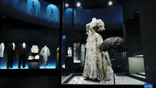 香港故宫文化博物馆展出法国珍藏服饰