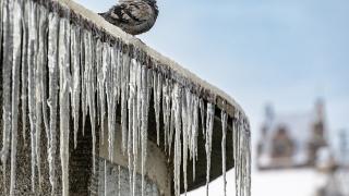 德国巴伐利亚兰茨胡特冬季寒冷 小城被冰雪覆盖