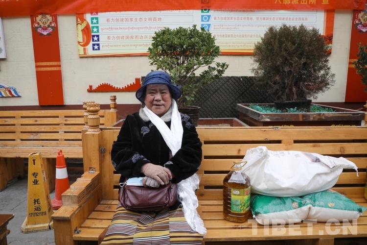 新春走基层| 藏历新年送温暖 鲁固社区为困难群众发放慰问金