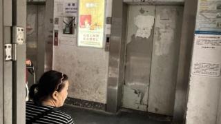 武汉一居民楼内电梯需要扫码付款才能乘梯引发关注