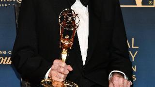 98岁迪克·范·戴克创造艾美奖历史 有史以来获得日间艾美奖最老演员