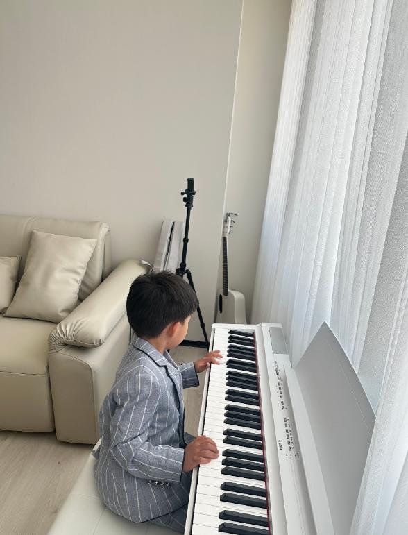 苏醒儿子4岁就会弹钢琴，颜值与才华并存，完美继承父母基因！