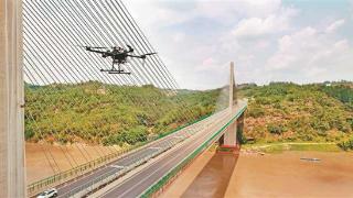 重庆无人机宜宾显身手 上下盘旋为桥梁做“体检”