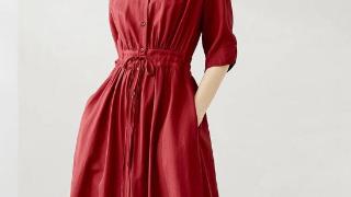 深红色连衣裙不仅外观好看有型，而且穿着清爽舒适