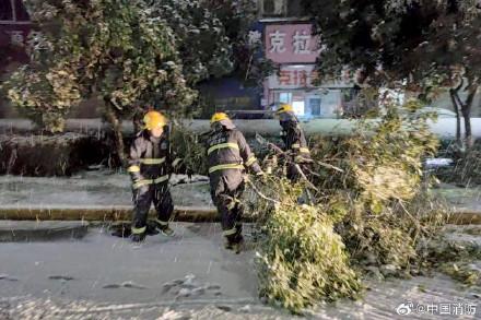 武汉暴雪多处道路结冰，武汉消防迅速出动