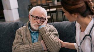 为什么老人身上有一股怪味？50岁后远离5种习惯，或让你老了没味