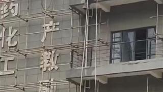 连云港一学校阳台挑檐坠落致工人身亡，应急局：正组织事故调查