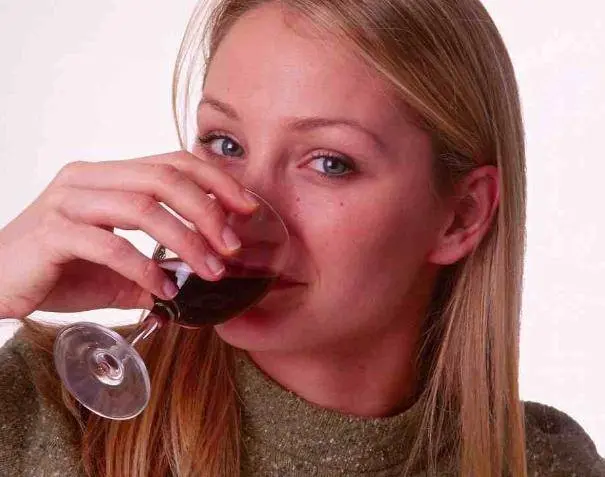 喝酒后，身体若有这5种表现，或说明不适合再喝酒了，建议早戒酒