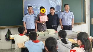 扬州两名小学生成“小名人”获荣誉证书