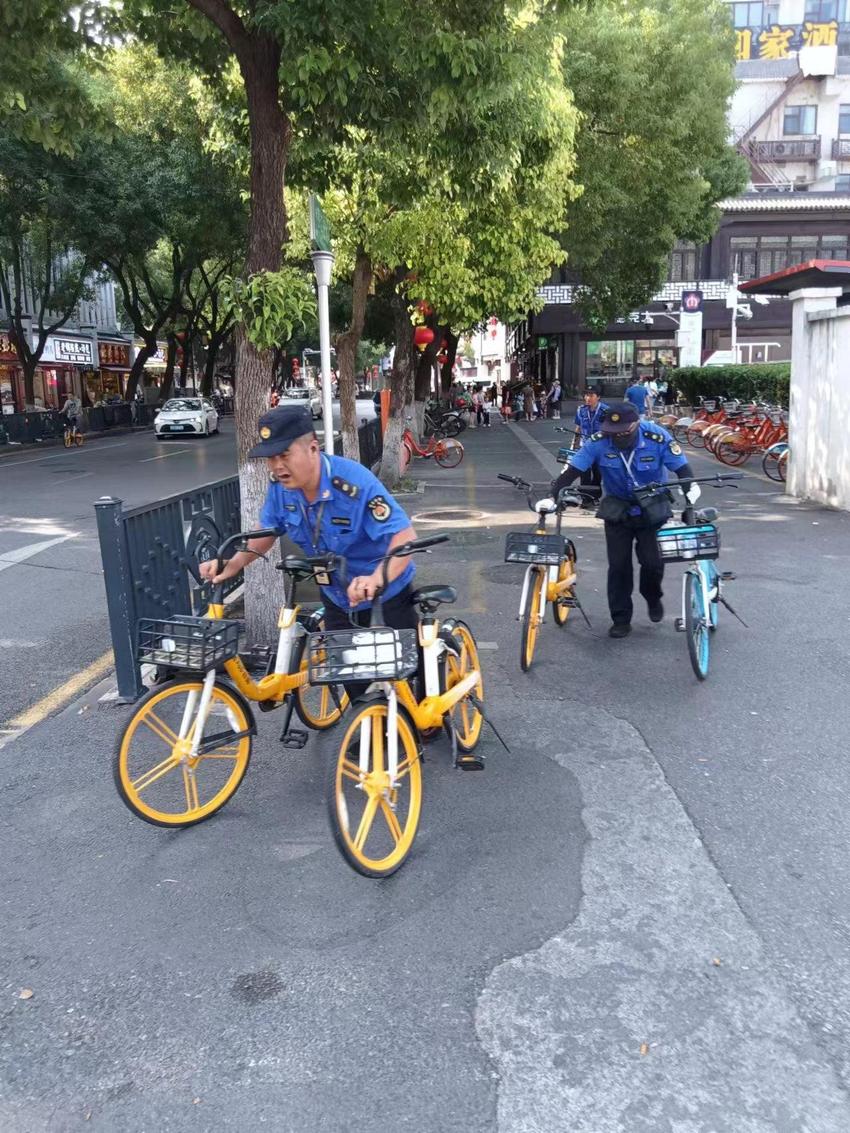 南京夫子庙城管维护市容环境 保障游客出行