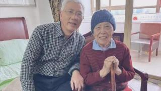 74岁上海作家，和98岁母亲一起住养老院：家里没电梯，上上下下都吃不消……邻居慕了！