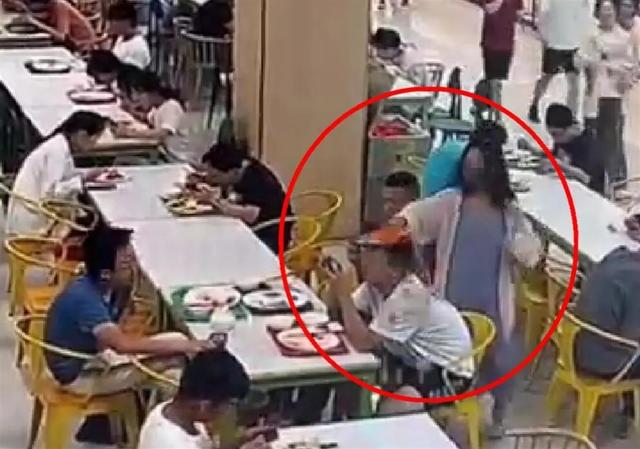 天津三名男生吃饭聊天被女生用饭扣头警方：正在核查