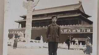 七十年代年轻男子，站在天安门前合影，充满自豪感
