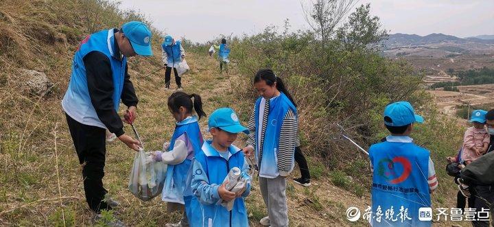 守护蓝天拥抱绿地，济南市爱畅行志愿服务队开展垃圾清理活动