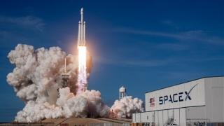 SpaceX首次私人太空行走任务推迟：火箭氦气泄漏