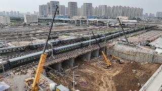 石家庄新客站南地道下穿京广铁路框构桥基本顶进到位