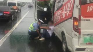 高速路上男子突发脑出血，警辅人员冒雨救援