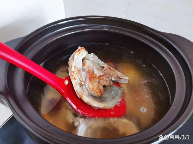 这碗鱼头汤搭上它以形补形，散寒止痛，活血通络，女人更要多喝！