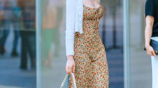 长沙街拍：街头色彩缤纷的夏季裙，让您感受时尚与活力的结合