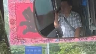 澄迈一公交司机边打电话边开车 对乘客提醒置若罔闻