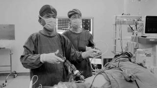 十余年膀胱内塑料异物合并结石 西安市中心医院医生使用腹腔镜微创取出