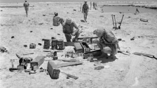 系列图集｜二战期间，在沙漠战场上埋地雷的场景