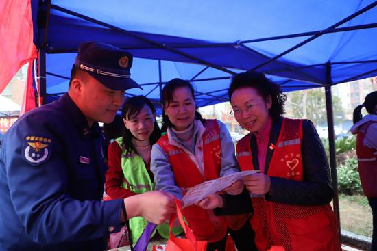 桂林市政协开展“双报到双服务”暨学雷锋志愿服务活动
