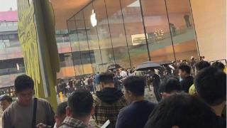 这才是信仰！iPhone 16今天开卖：北京上海用户暴雨中在苹果店大排长龙