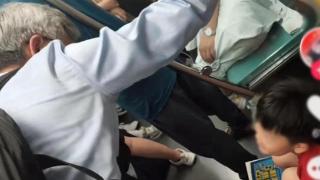 地铁上坐地看书小学生打动北大博导：没有“收徒”，现在很多人都不看书了