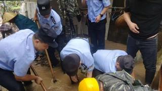 杭州建德突发山洪险情，民警徒手挖掘半小时将老人救出