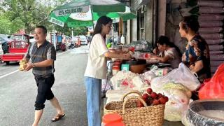 曾黎菜市场被偶遇，穿着休闲没架子，徒手扛两个大西瓜让人震惊