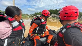 法 • 视界 | 暴雨后村庄被淹 消防营救被困村民