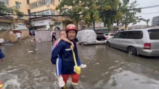 山东济南强降雨导致一个补习班师生被困，消防紧急疏散转移