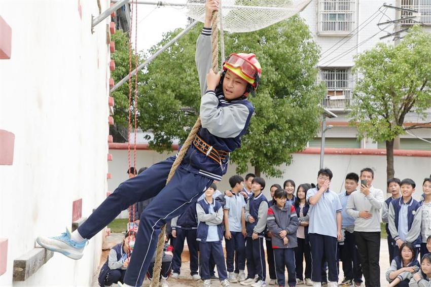 江西会昌：学生走进消防队