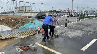 永阳城管全力应对暴雨天气保障市民出行安全