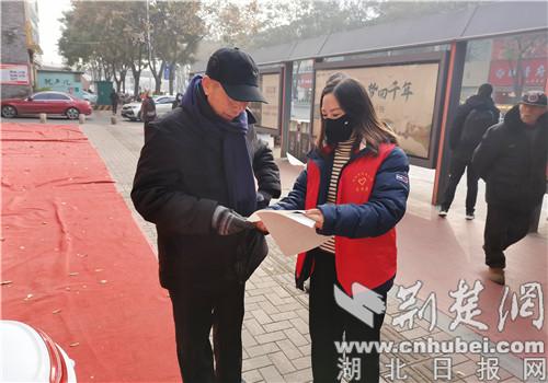 襄阳市军休二所党员志愿者开展预防一氧化碳中毒宣传活动