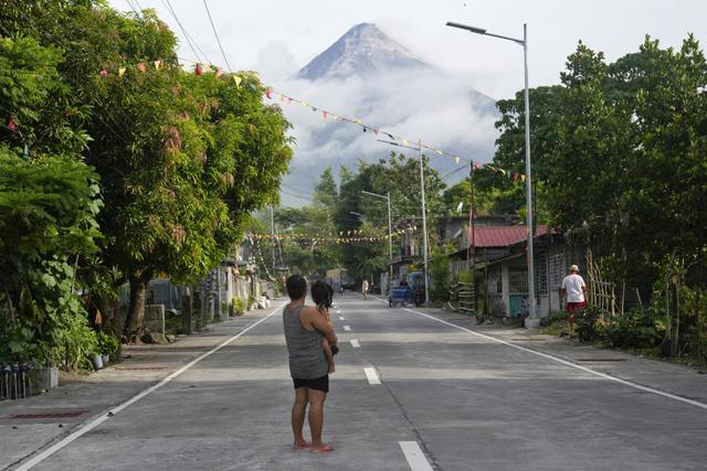 菲律宾：马荣火山附近居民撤离